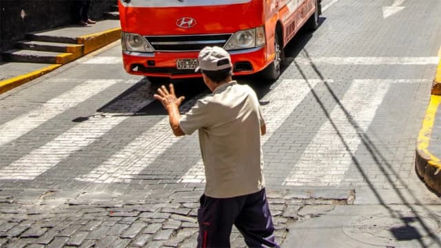 La psicología dice que las personas que dan las gracias a los conductores al cruzar la calle no lo hacen solo por gratitud