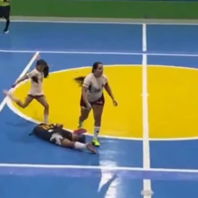 Una futbolista le pateó la cabeza a su rival y fue suspendida por 5 años