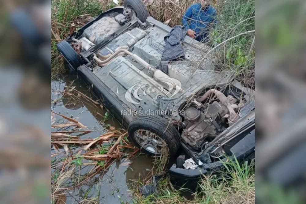 Un automóvil despistó y cayó a un zanjón: murió el conductor