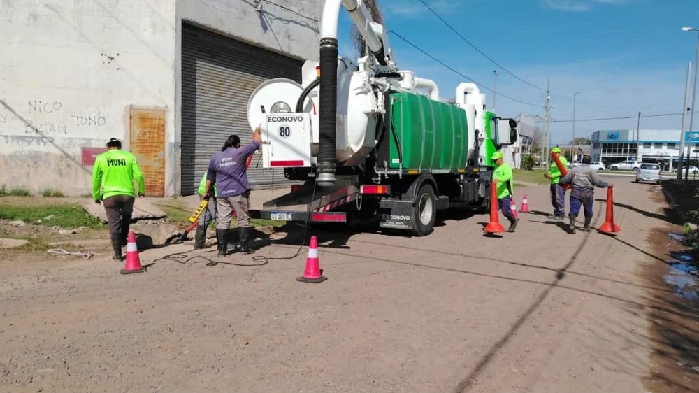 La Municipalidad continúa con la limpieza de desagües pluviales en distintos barrios