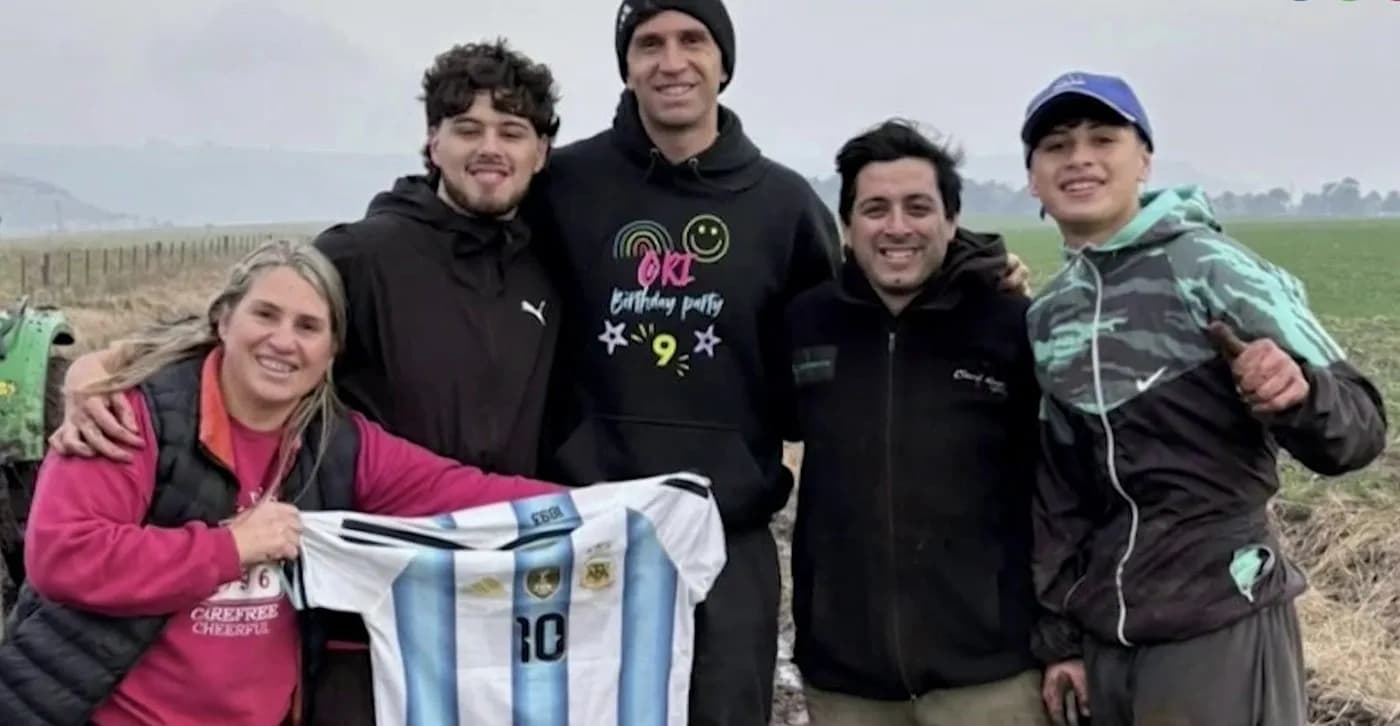Se encontró con el Dibu Martínez atascado en el barro, lo ayudó y se llevó su autógrafo