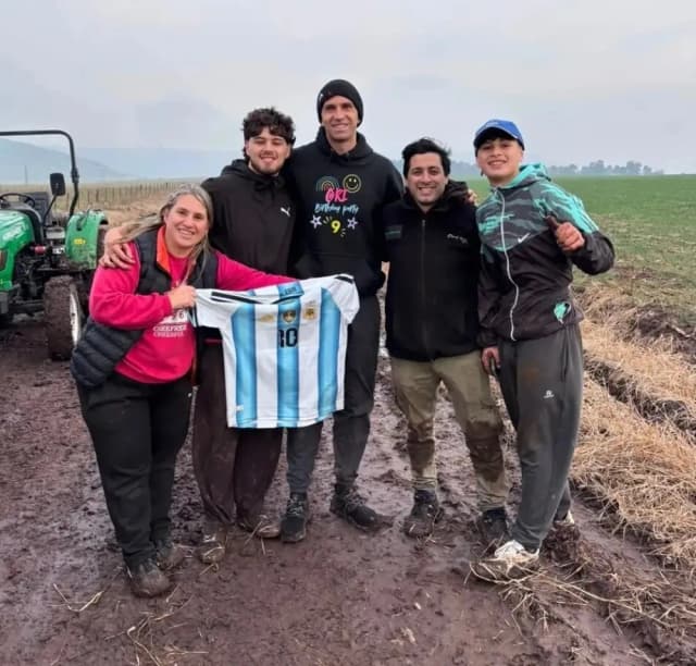 Fue a asistir a una camioneta atascada en el barro y se encontró con el Dibu Martínez