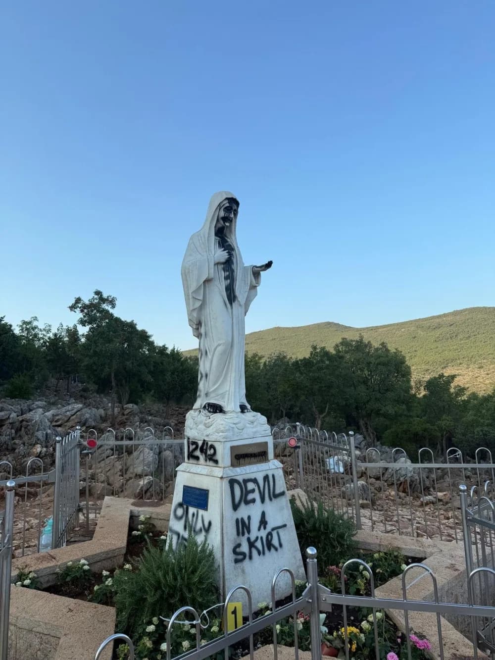 Atacan la imagen de una Virgen y dejan mensajes violentos