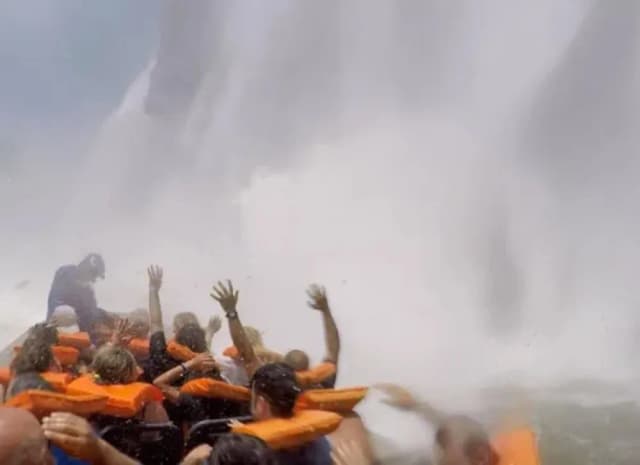 Cataratas del Iguazú: un muerto por el vuelco de una embarcación de turismo náutico