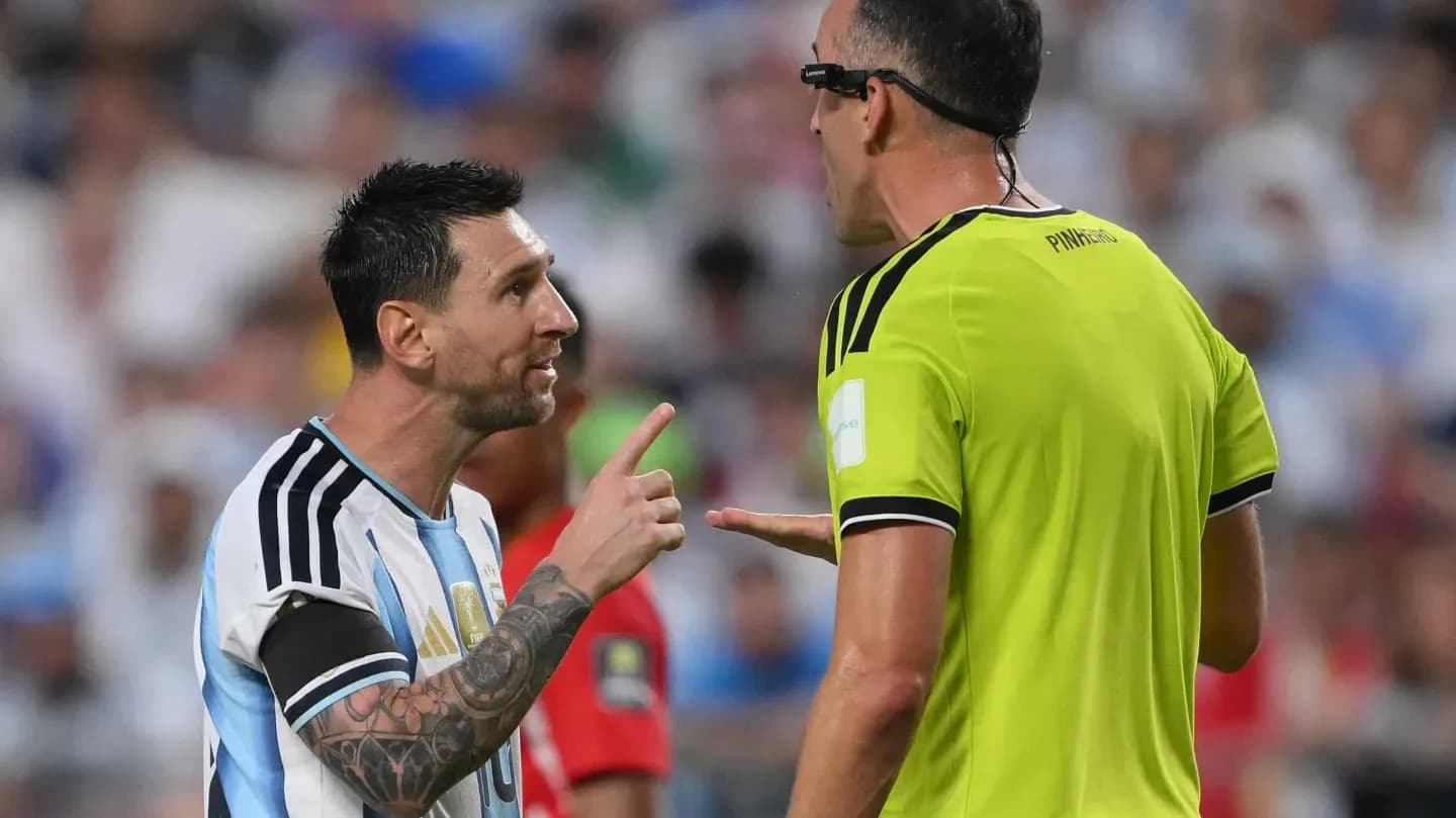 El árbitro que cruzó Messi rompió su silencio: qué se dijeron y por qué expulsó a Embolo - TyC Sports