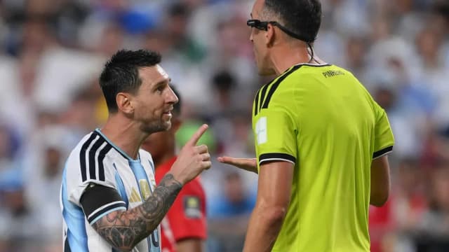 El árbitro que cruzó Messi rompió su silencio: qué se dijeron y por qué expulsó a Embolo - TyC Sports
