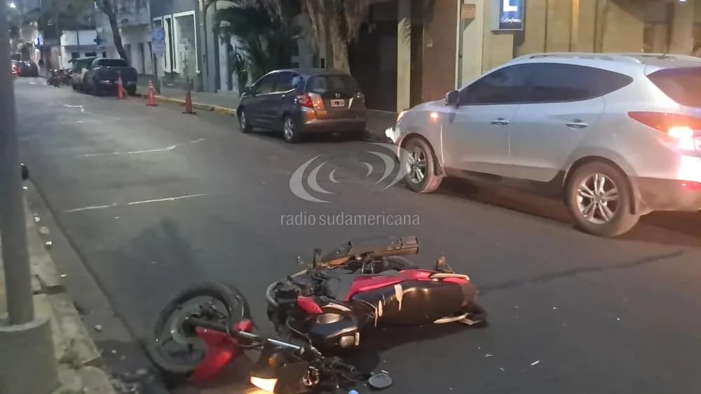 Portada de video: Motociclista chocó contra una camioneta y derribó un plantero