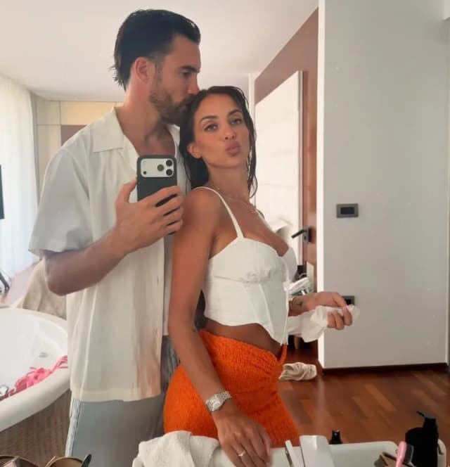 Las románticas vacaciones de Nicolás Tagliafico y Caro Calvani en Grecia