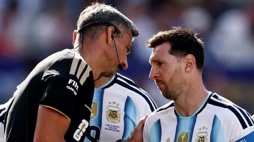 El árbitro de la final entre Argentina y España rompió el silencio tras su repentino retiro