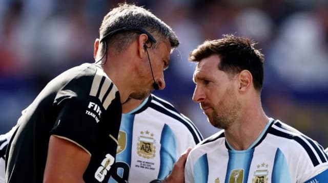 El árbitro de la final entre Argentina y España rompió el silencio tras su repentino retiro