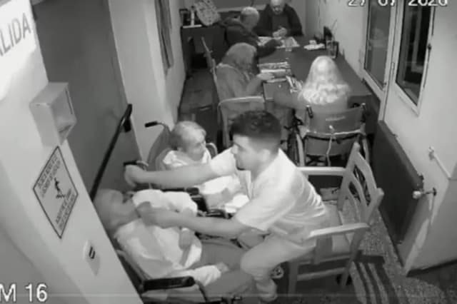 Empleado de un geriátrico le pegó a una mujer y fue captado por las cámaras