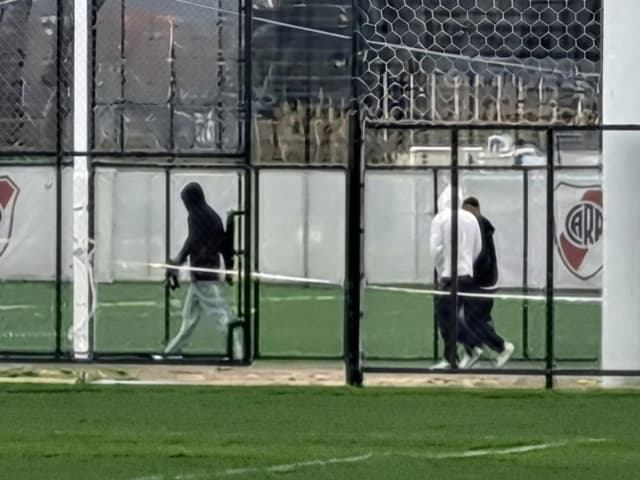 Entre obreros y juveniles: así es un día de los borrados de River en Cantilo