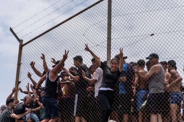 Miles de migrantes marroquíes cruzaron la frontera española a nado