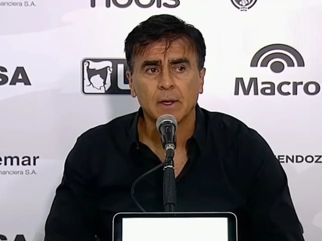 Quinteros, sobre Machuca: del "es una incorporación del club" al "en Vélez tuvo buenas actuaciones