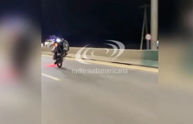Difunden imágenes de motociclistas haciendo maniobras peligrosas en una autovía