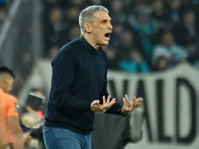 La reacción de Vojvoda tras la bronca de los hinchas de Racing y los insultos a Milito: "Me tengo que enfocar en lo que puedo controlar"