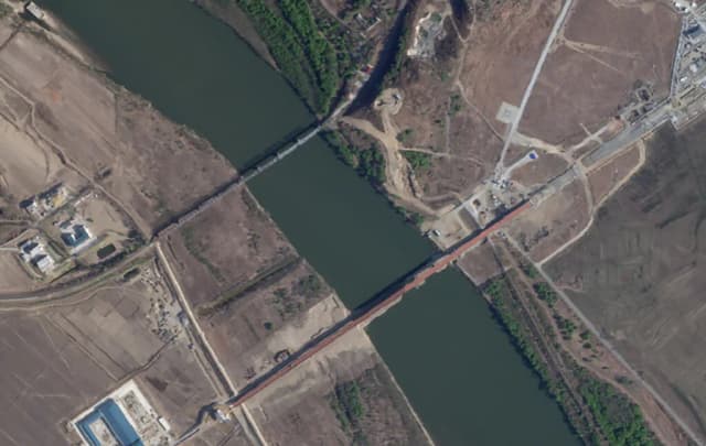 Una discreta construcción ha aparecido en uno de los rincones más remotos del planeta. Y lo más intrigante es que une a Rusia con Corea del Norte