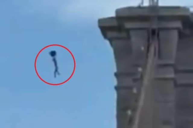 Un hombre desnudo saltó desde el puente de Brooklyn con una mochila como paracaídas