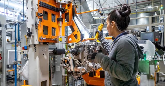 Por la menor producción de vehículos cae el déficit comercial de autopartes