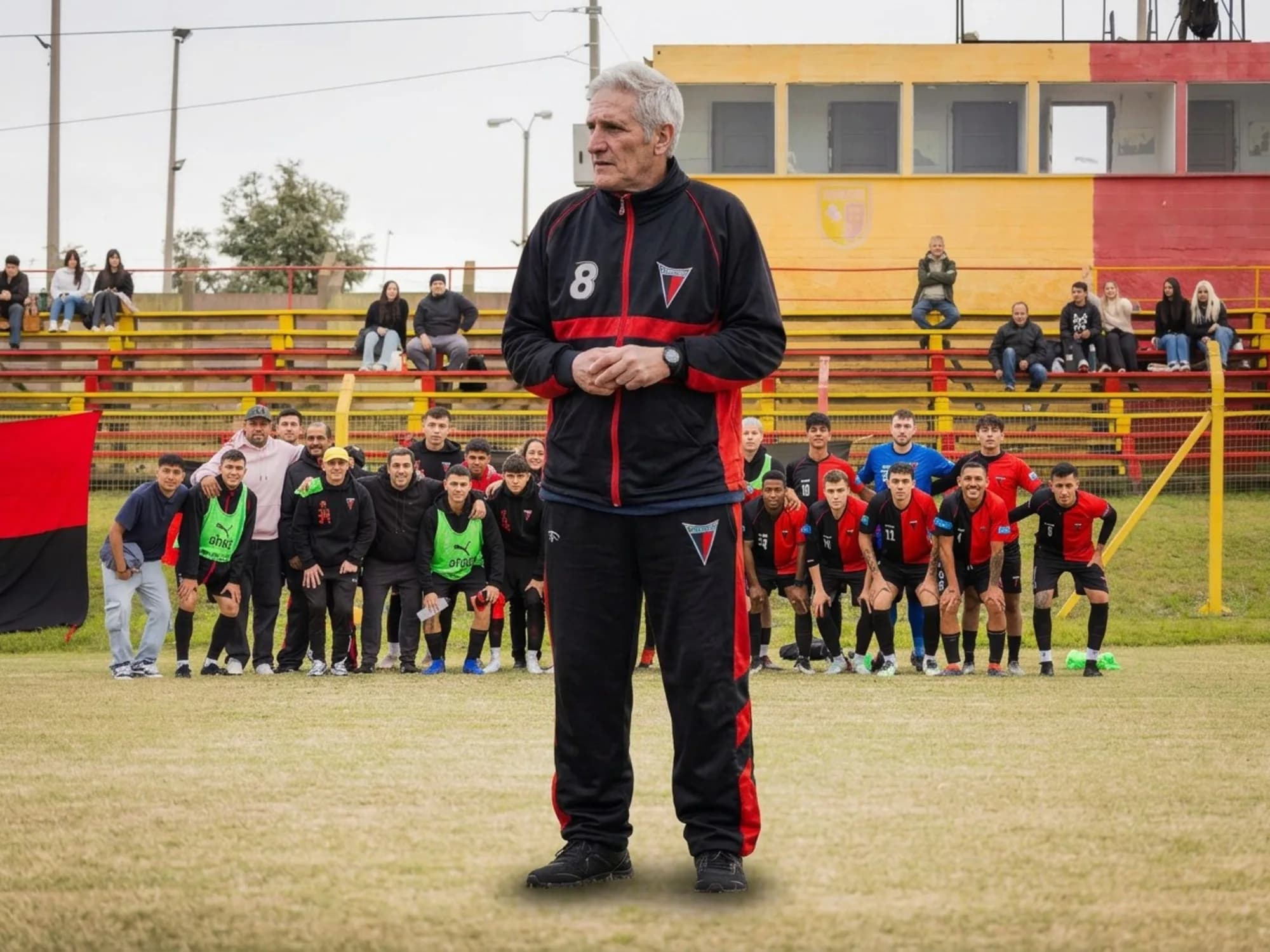 Cumplió 30 años ininterrumpidos como DT de su club, hace más de siete años que no gana pero no renuncia porque todavía sueña con ascender