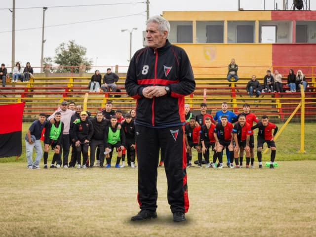 Cumplió 30 años ininterrumpidos como DT de su club, hace más de siete años que no gana pero no renuncia porque todavía sueña con ascender