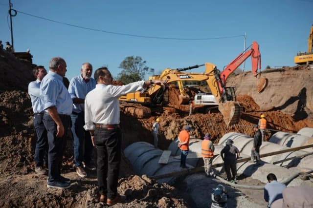 Juan Pablo Valdés supervisó las obras hídricas en el arroyo Pirayuí