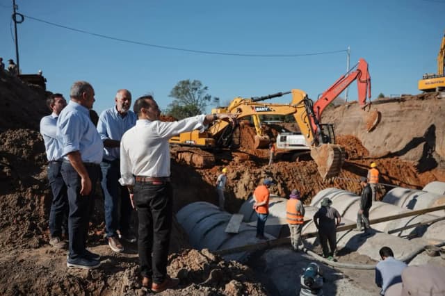 Juan Pablo Valdés supervisó las obras hídricas sobre el arroyo Pirayuí