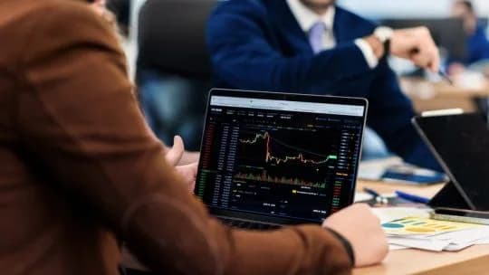 El dólar blue se hunde $15, mientras el Merval y los ADRs argentinos caen con fuerza