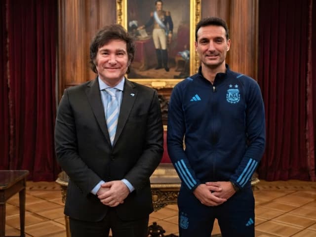 Milei: "Scaloni es un profesor de liderazgo" y su deseo de conocerlo más Tapia y "los manejos de AFA" que no le gustaron