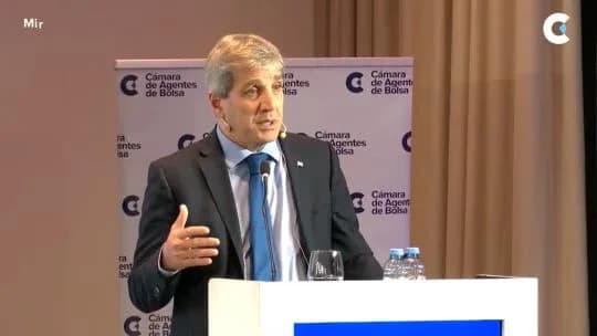 Caputo llamó “tarados” a quienes opinan de la industria y recordó que cayó 10% con los gobiernos anteriores