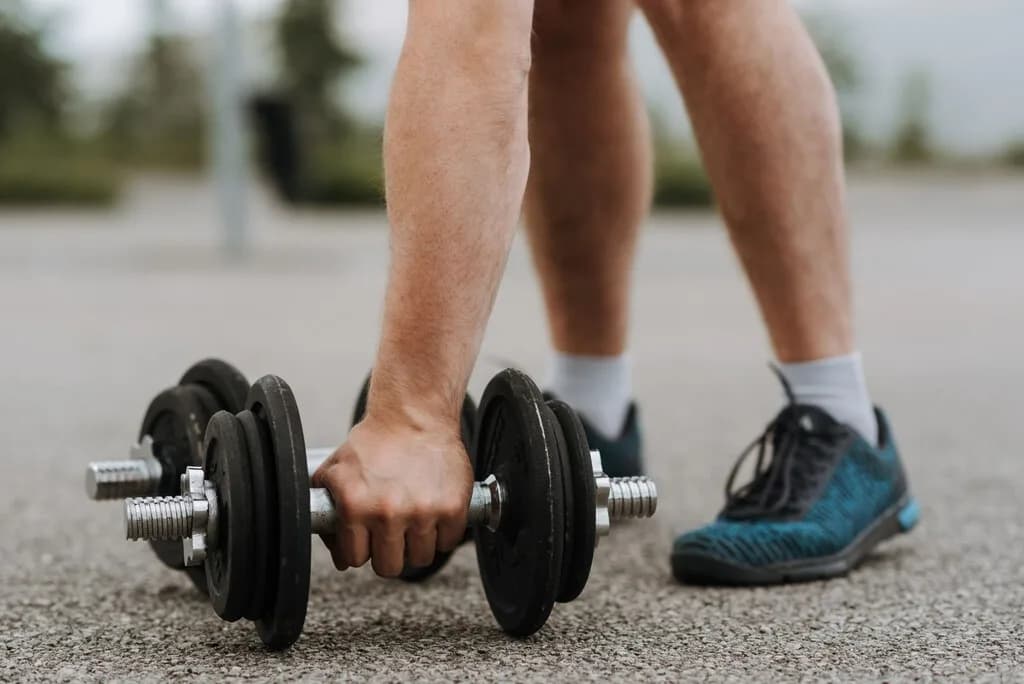 El punto óptimo del entrenamiento de fuerza son dos horas a la semana. Pasarse no suma: resta