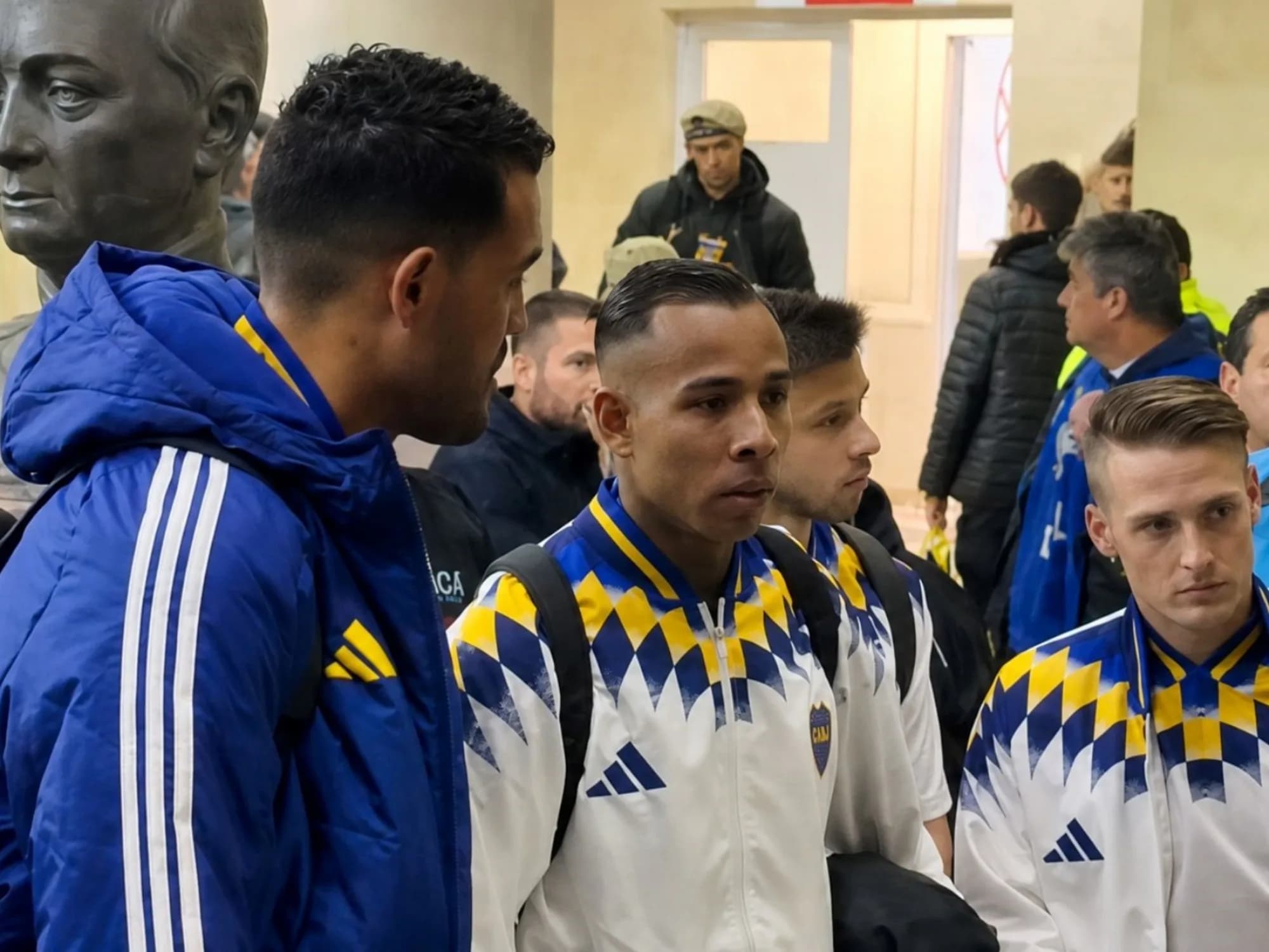 Que pasó con los cuatro jugadores de Boca que quedaron solos en la puerta del Ducó