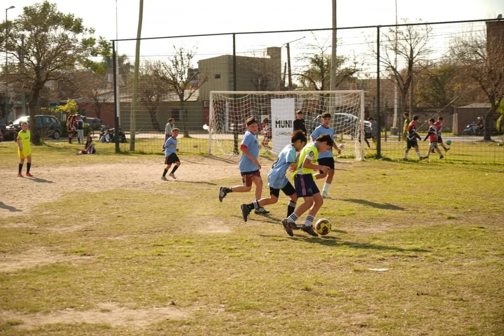 El Mundialito Sub-13 define a los últimos finalistas en el barrio San Antonio Oeste