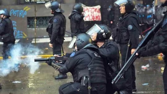 Afuera del Palacio, la calle volvió a ser escenario de una feroz represión contra la protesta
