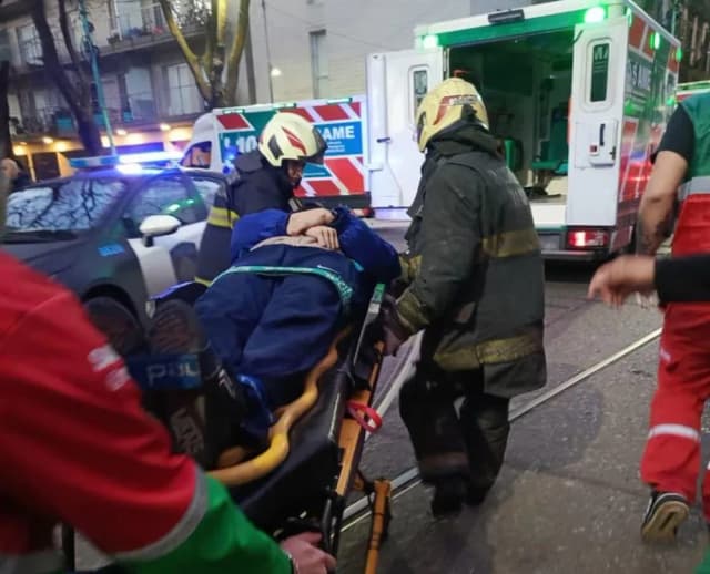 Un tren de carga chocó contra un colectivo en La Boca: siete heridos