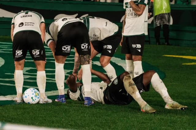 Hizo un gol, celebró y cayó en un túnel: el impactante accidente de un futbolista
