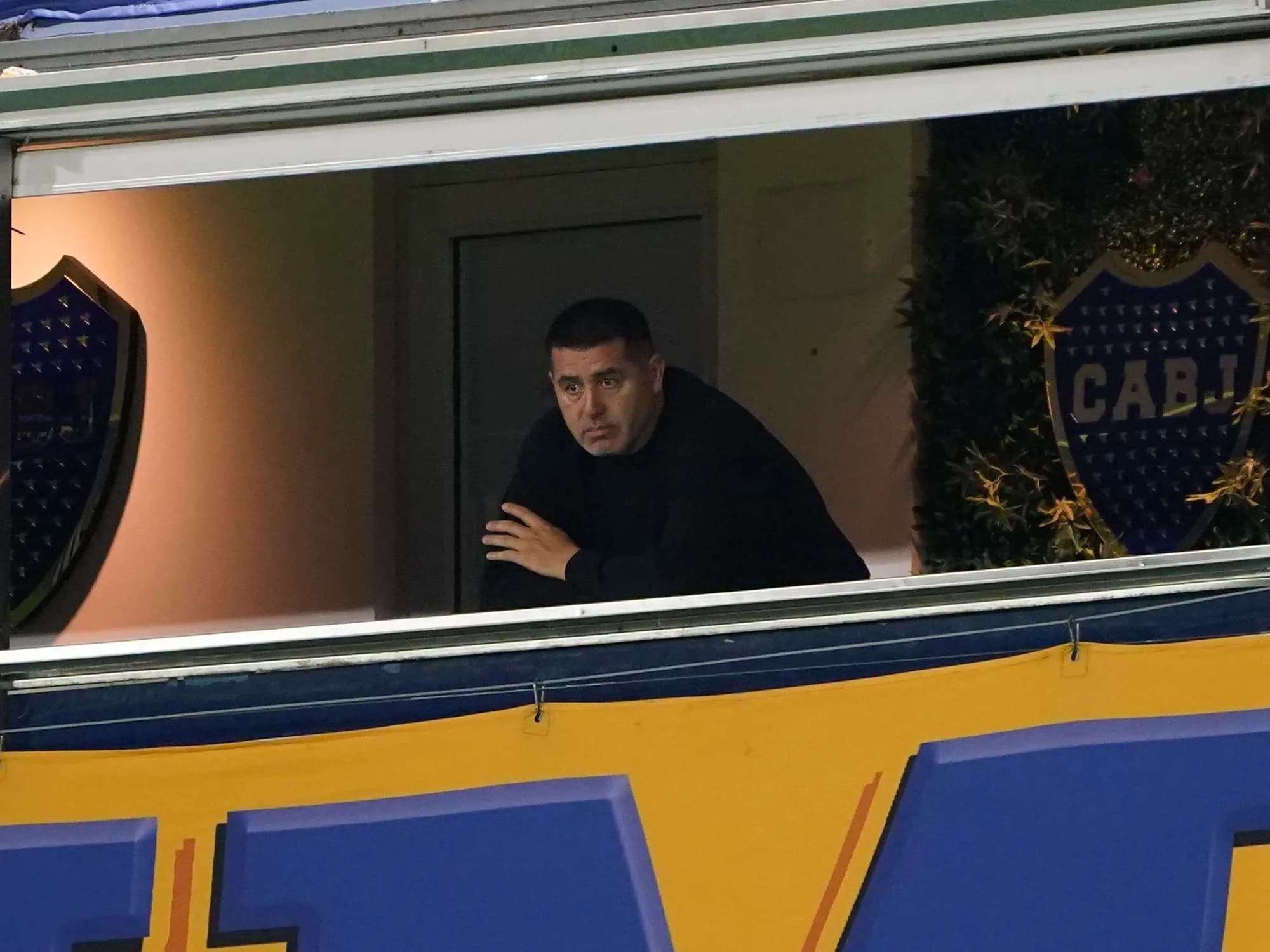 Un ex jugador de Boca reveló qué les dijo Riquelme cuando bajó al plantel del micro