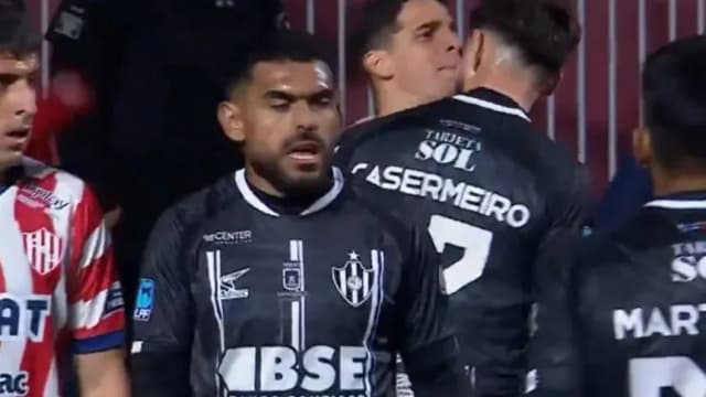 La furia de Aguerre con su propio compañero en la victoria de Central Córdoba (SdE) en Santa Fe - TyC Sports