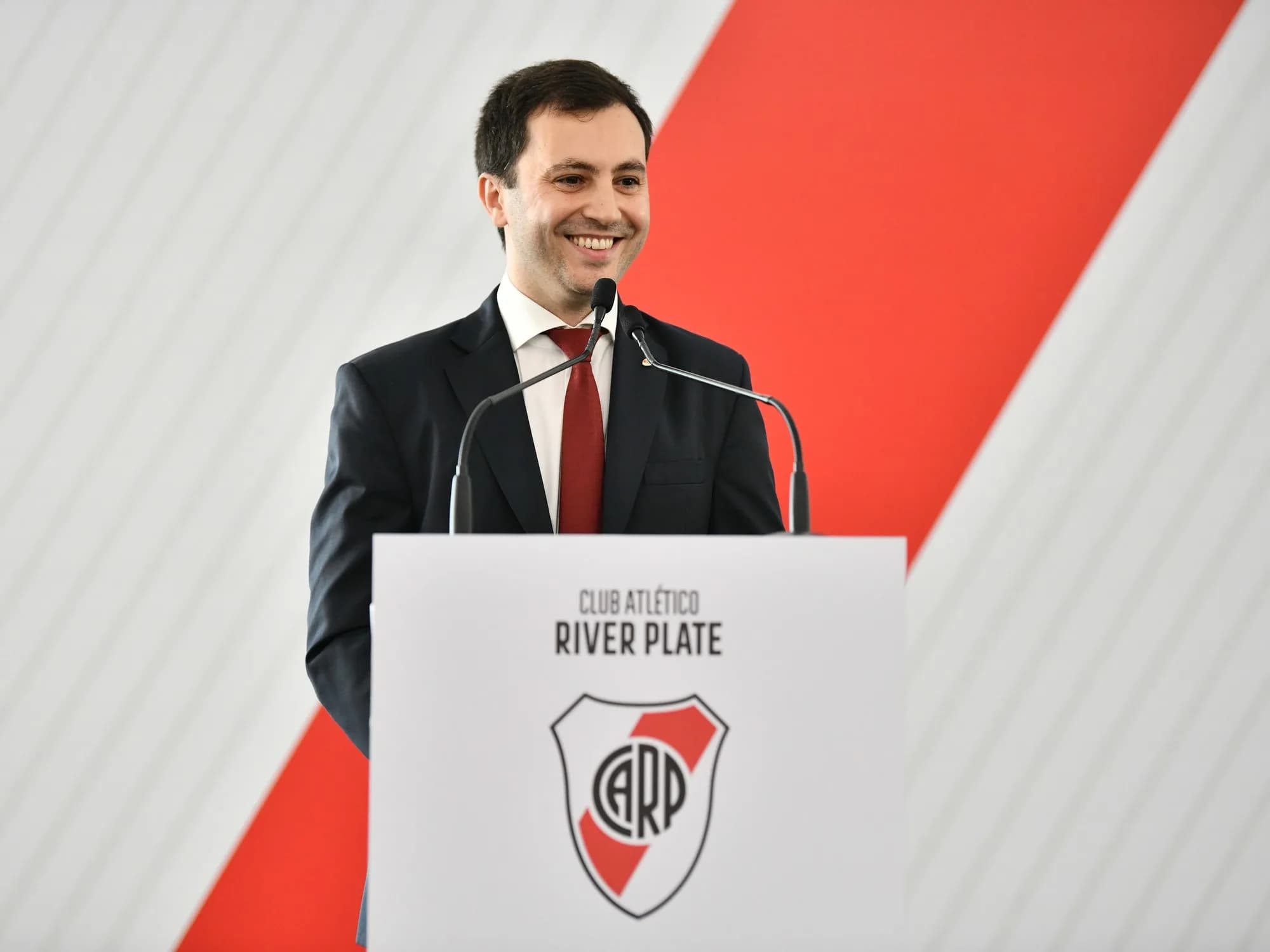Di Carlo: "Es inadmisible la cantidad de derrotas", los "tres mercados de pases en uno" y el "error" con los apartados de Cantilo
