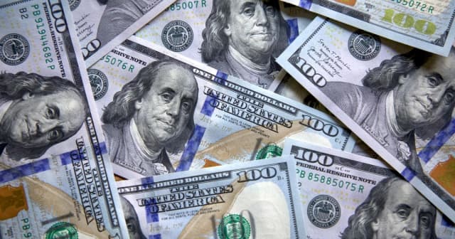 Con el dólar estable, sube el riesgo país mientras el mercado centra su expectativa en la licitación de deuda de esta tarde