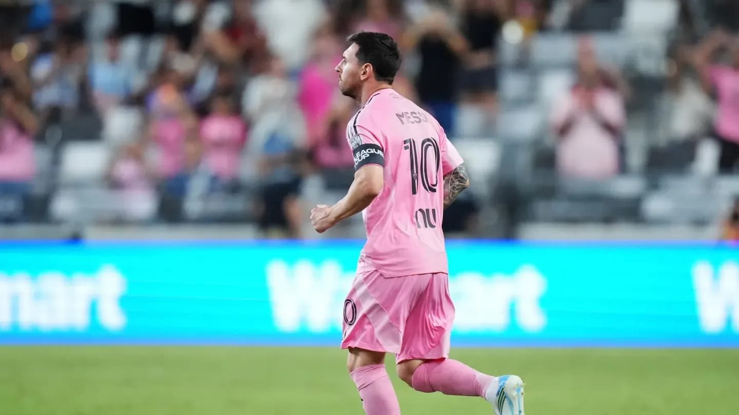 Ovacionado por todo el estadio: así fue el regreso de Messi tras perder a su padre - TyC Sports