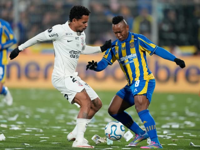 Central y Corinthians empatan en un partido peleado
