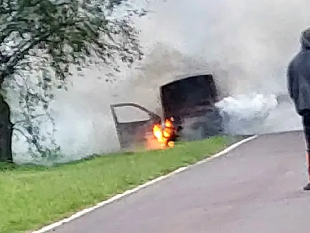 Un auto se incendió en el acceso a Itatí y los Bomberos controlaron las llamas