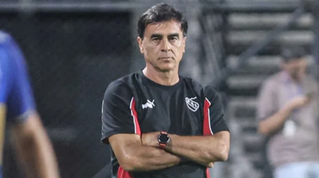Independiente anunció la salida de Gustavo Quinteros como DT
