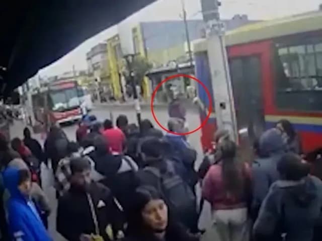 Tragedia: un colectivo dio marcha atrás, atropelló a una mujer y la mató