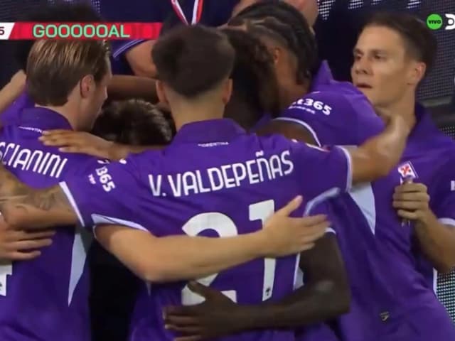 La Fiorentina se va al descanso con ventaja y espera por Mastantuono