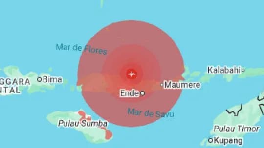 Fuerte terremoto de magnitud 7,7 sacudió Indonesia y encendió la alerta por tsunami