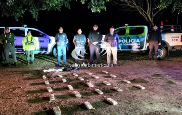 Vieron un control y arrojaron 17 kilos de marihuana desde una moto