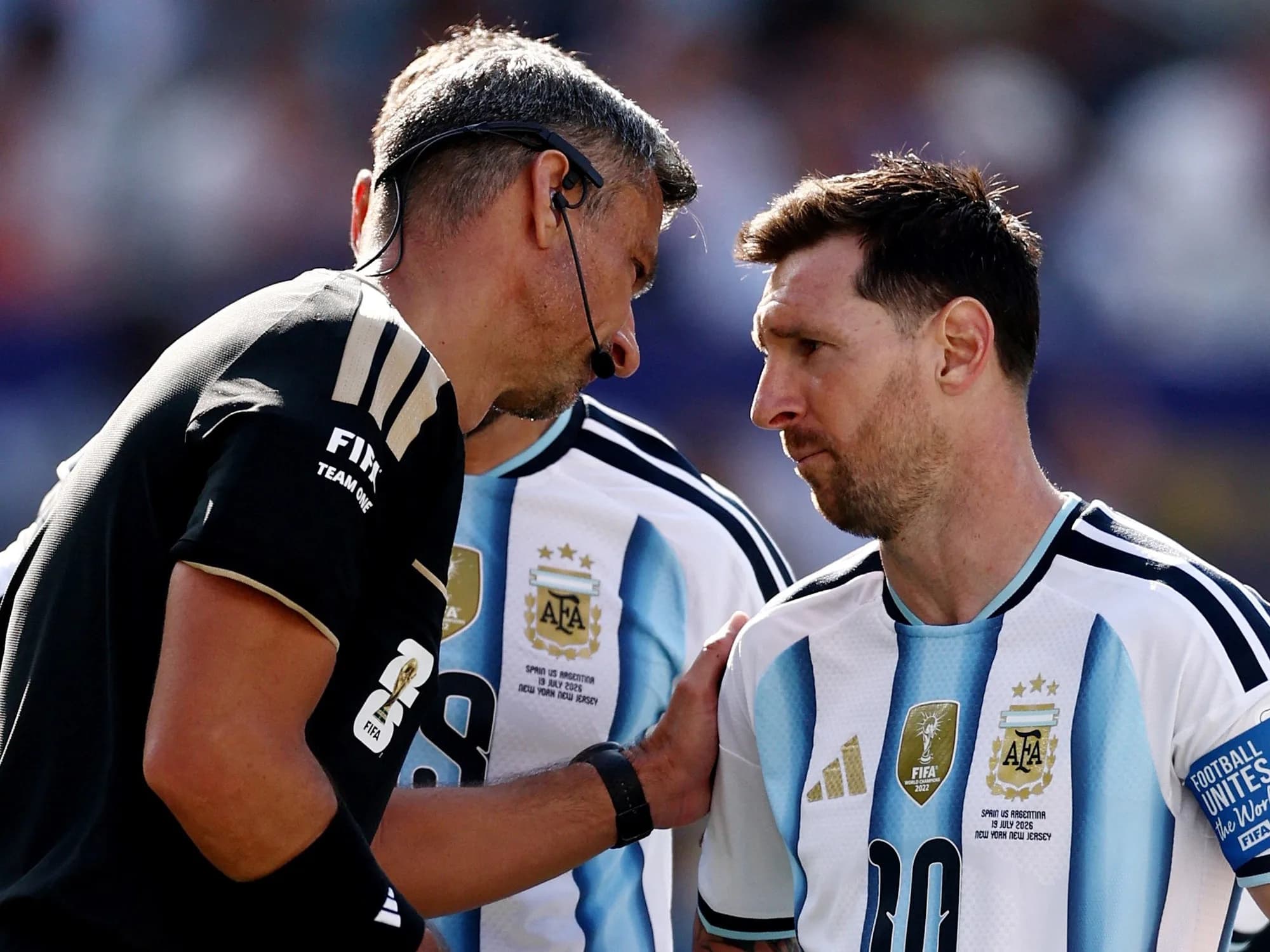 Se publicó la Ref Cam de la final entre Argentina y España: el ida y vuelta del árbitro Vincic con Messi y más