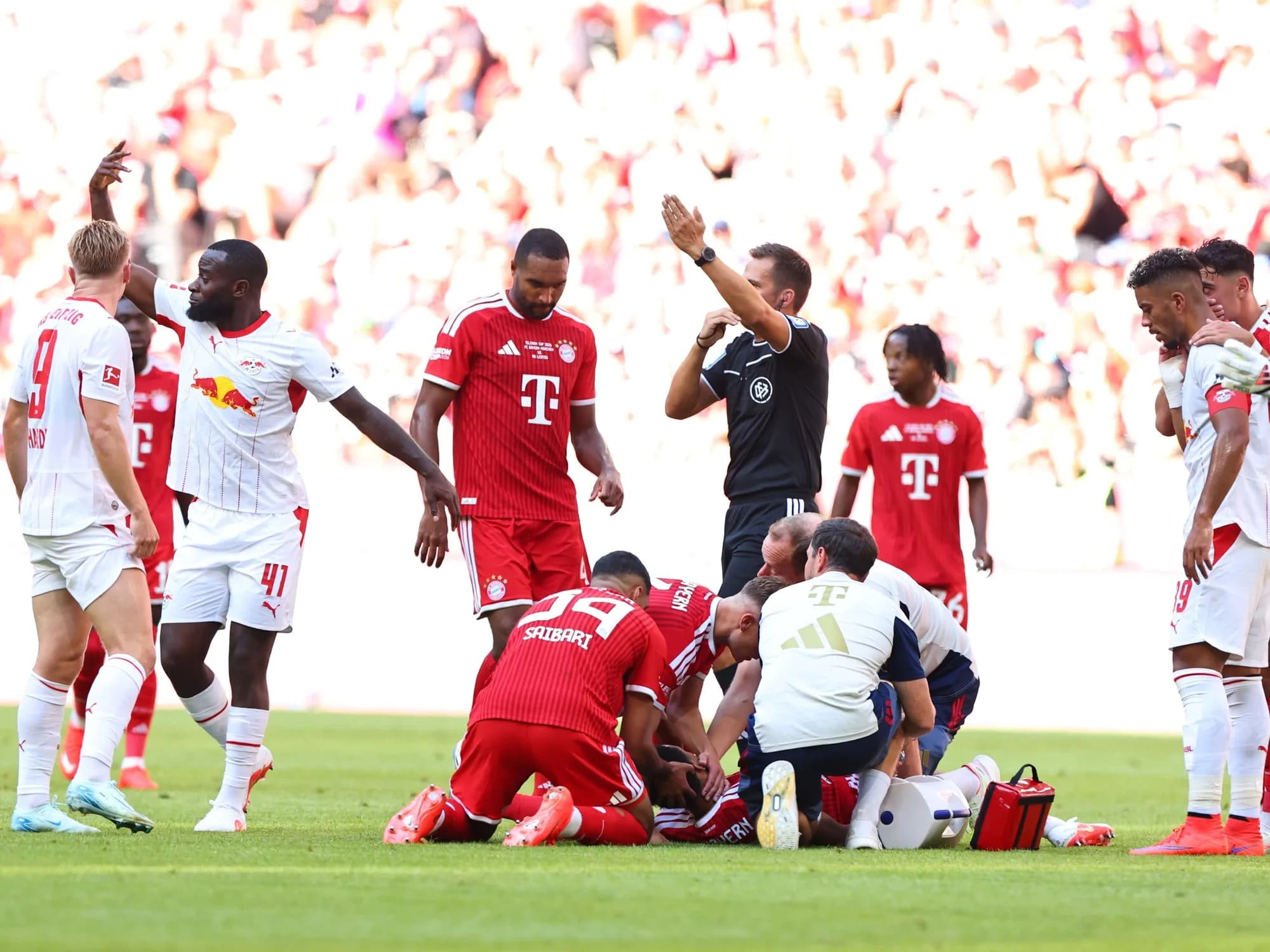 Jamal Musiala se desplomó en pleno partido del Bayern: qué se sabe sobre su estado de salud